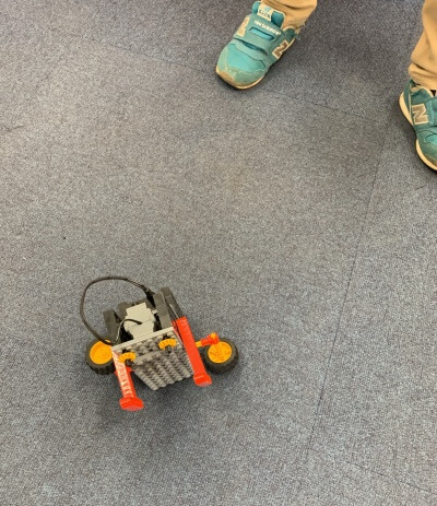 ヒューマンアカデミーロボット教室無料体験ロボットを動かす